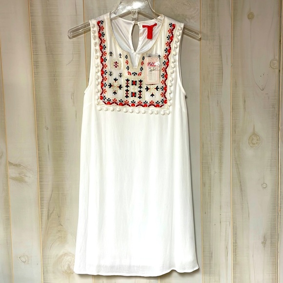Chelsea & Violet Dresses & Skirts - NWT Chelsea & Violet White Floral Embroidered Sleeveless Dress Boho Pom Poms XS